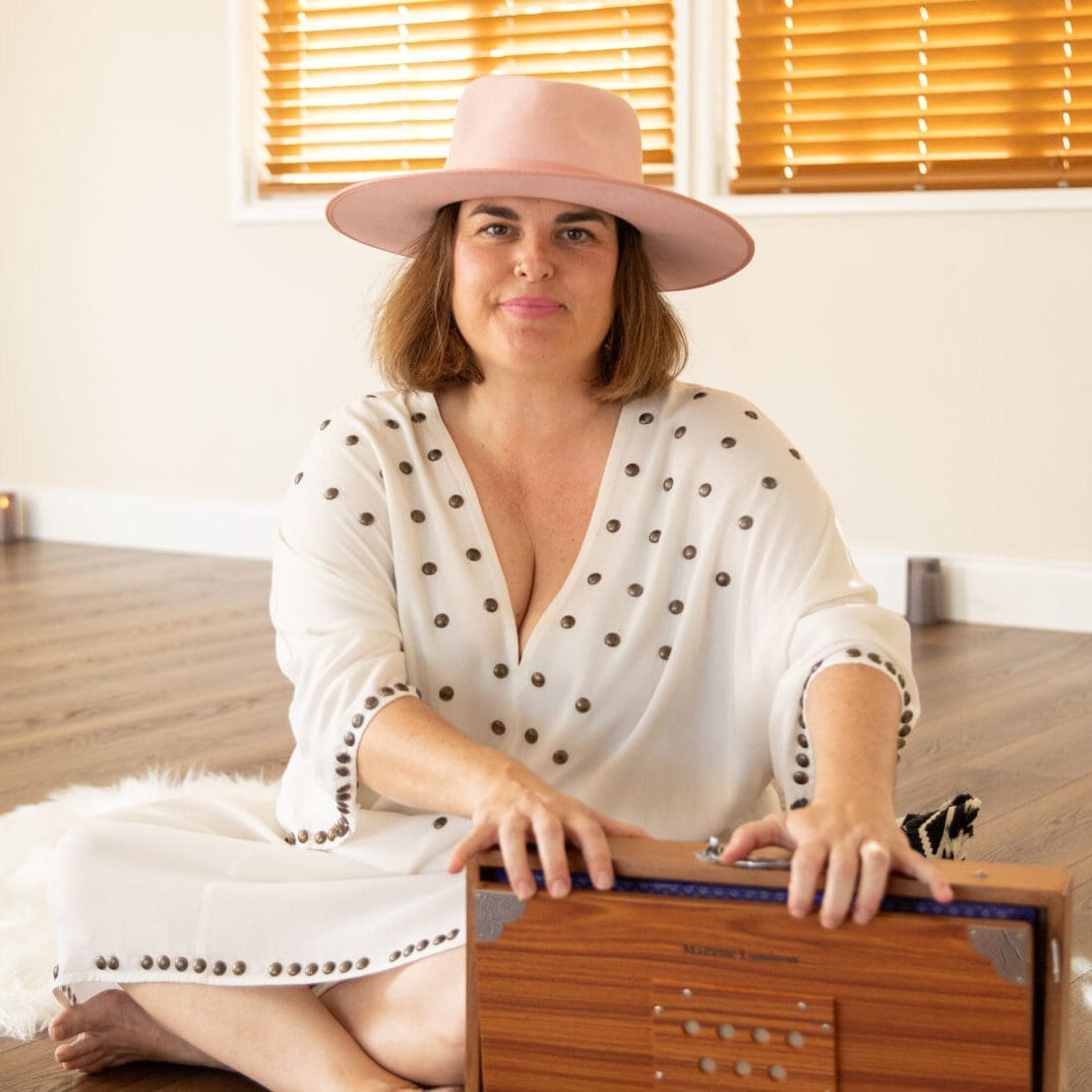 Madame Lumieres organize women's circle in Costa Mesa to help you feel better, aligned, less anxious. Sign up to her next event